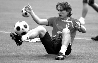 WBC撤销特伦斯·克劳福德世界拳王头衔，因其未支付认证费用，引发争议并导致空缺。